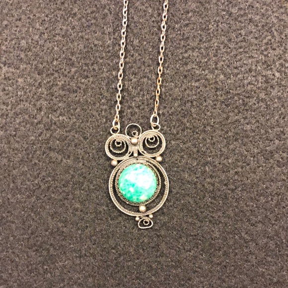 Owl with jade stone necklace - Picture 1 of 2